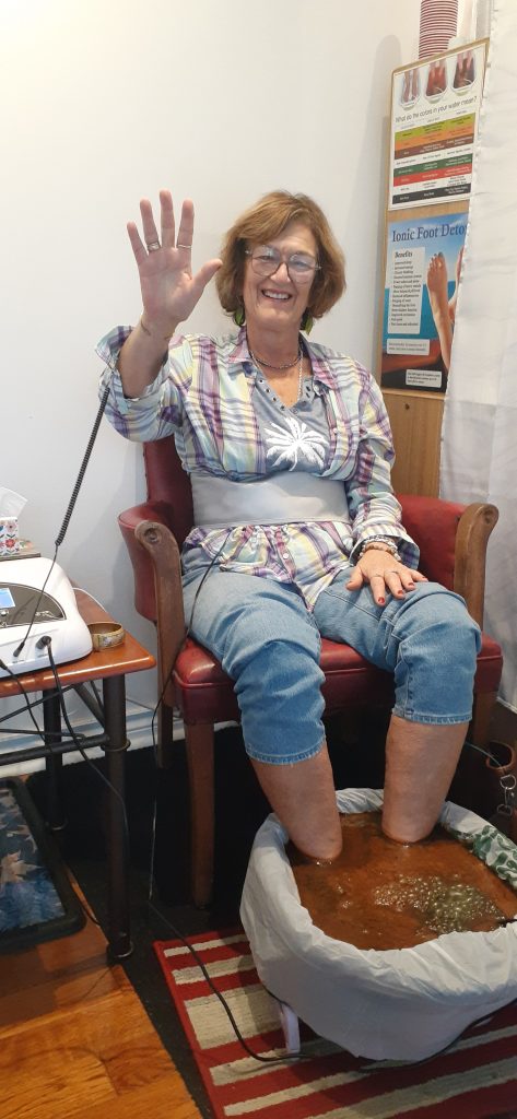 Client enjoying an ionic foot detox session
